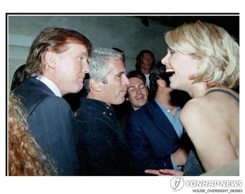 미성년자 성착취범 고(故)제프리 엡스타인이 보관한 사진중 도널드 트럼프 대통령(좌측 첫번째)과 앱스타인(가운데)이 한 여성과 대화중이다. 미국 하원 감독 위원회 소속 민주당 의원들이 12일(현지시간)이 사진을 공개했다. (AFP=연합뉴스 제공)