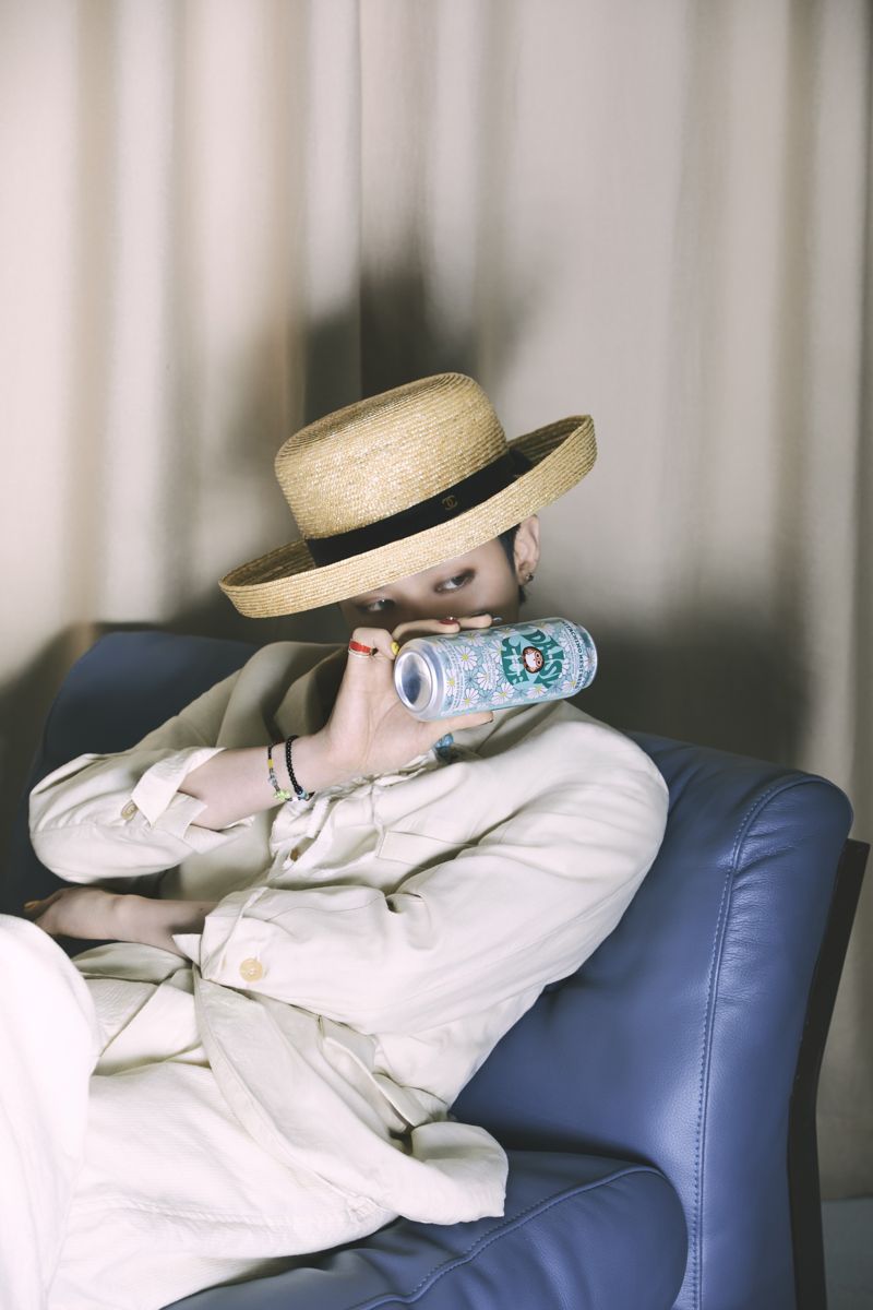 지드래곤의 패션 브랜드 '피스마이너스원'과 일본의 명문 양조장 '히타치노네스트'가 협업해 만든 '데이지에일' 화보. GS리테일 제공