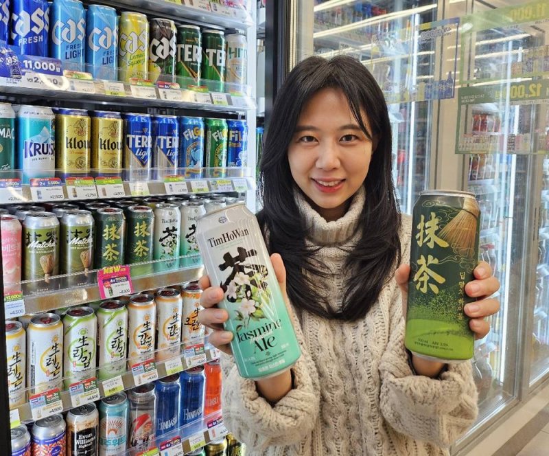 모델이 CU의 차를 활용한 맥주 신제품을 소개하고 있다. BGF리테일 제공