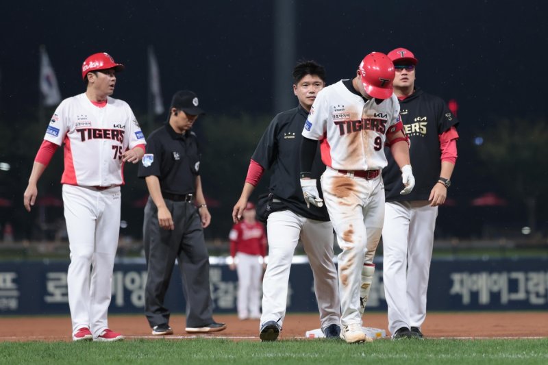 손가락 부상으로 교체되는 KIA의 윤도현.연합뉴스