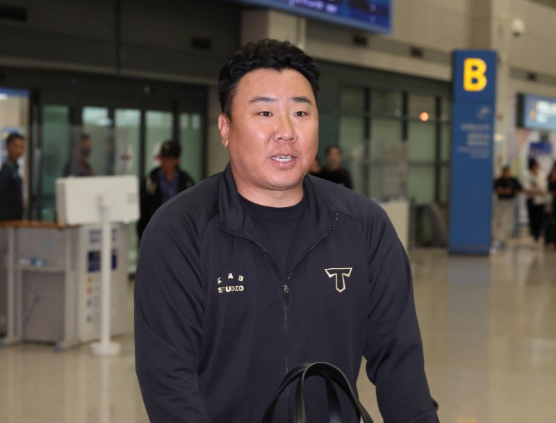 일본 오키나와 마무리 캠프를 마친 이범호 기아 타이거즈 감독이 24일 오후 인천국제공항을 통해 귀국하고 있다.뉴시스