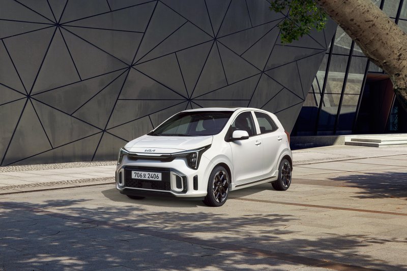 도널드 트럼프 미국 대통령이 자동차 가격 급등에 대응해 값싼 경차를 미국에 보급하는 방안을 추진하고 있다. 사진은 기아의 대표 경차 '모닝'. 뉴스1