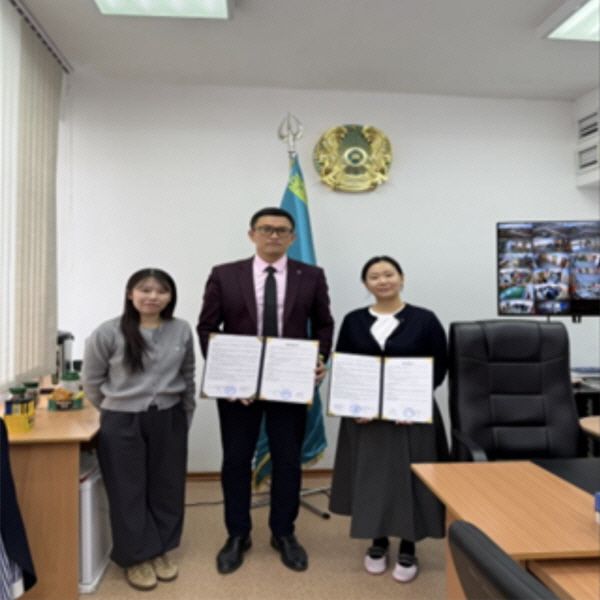 최근 부산지역 스타트업 나누기월드의 나해리 대표가 개발한 ‘부산형 온라인 스쿨’이 카자흐스탄 알마티 45번 중등학교 교과과정에 선정됐다. 사진은 알마티 교육당국과 나해리 대표(오른쪽)와의 업무협약식 모습. 부산시 제공