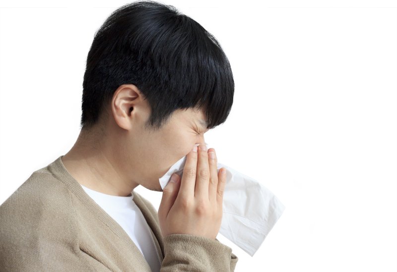 천식은 폐로 연결되는 통로인 '기관지'의 질환으로 특정한 유발 원인 물질에 노출됐을 때 기관지의 염증에 의해 기관지가 심하게 좁아져 기침, 천명(숨쉴 때 쌕쌕거리는 소리), 호흡곤란, 가슴 답답함이 반복적으로 발생하는 질환이다.  유토이미지 제공