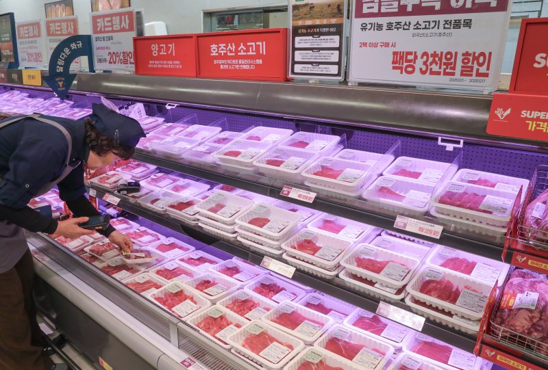 직원이 <span id='_stock_code_139480' data-stockcode='139480'>이마트</span> 육류코너를 살펴보고 있다. 이마트 제공