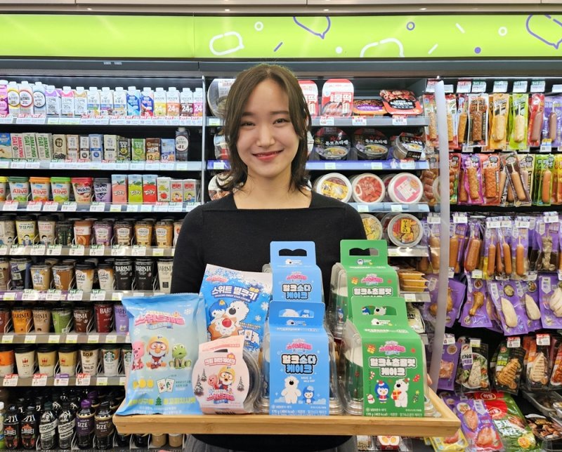 모델이 CU가 출시한 '뽀로로 극장판 스위트캐슬 대모험' 개봉에 맞춰 출시한 협업 상품을 홍보하고 있다. <span id='_stock_code_282330' data-stockcode='282330'>BGF리테일</span> 제공