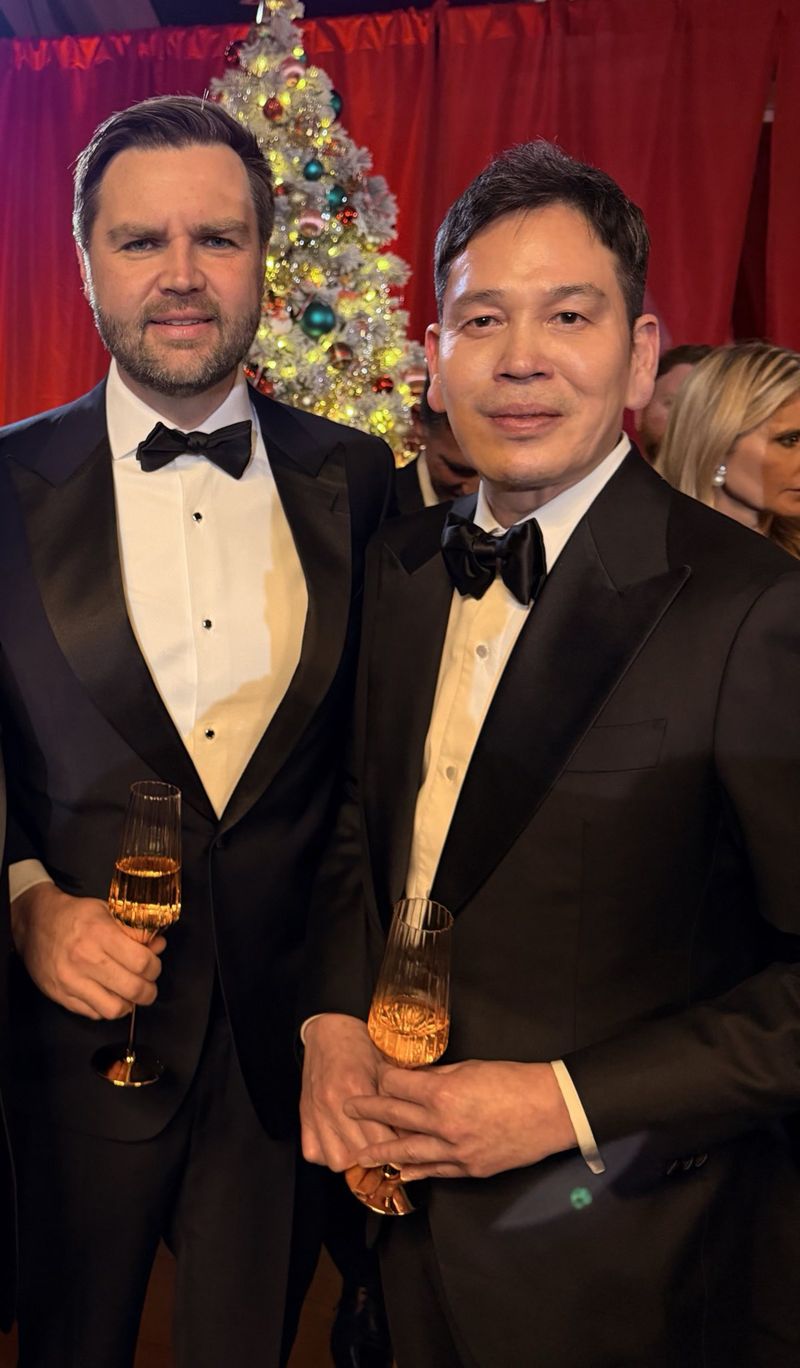 지난 12일(현지시간) 미국 워싱턴 D.C. 부통령 관저에서 열린 성탄절 만찬 행사에 참석한 정용진 <span id='_stock_code_004170' data-stockcode='004170'>신세계</span>그룹 회장(오른쪽)이 J.D. 밴스 부통령과 포즈를 취하고 있다. 신세계그룹 제공