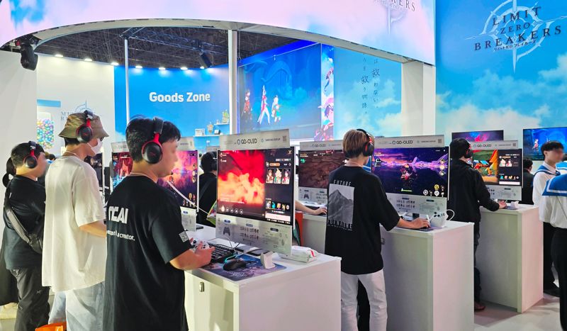 지난 9월 25~28일 일본 도쿄에서 열리는 '도쿄게임쇼 2025' <span id='_stock_code_036570' data-stockcode='036570'>엔씨소프트</span> 부스에서 삼성디스플레이의 QD-OLED가 탑재된 HP의 게이밍 모니터를 체험하고 있는 관람객의 모습. 삼성디스플레이 제공