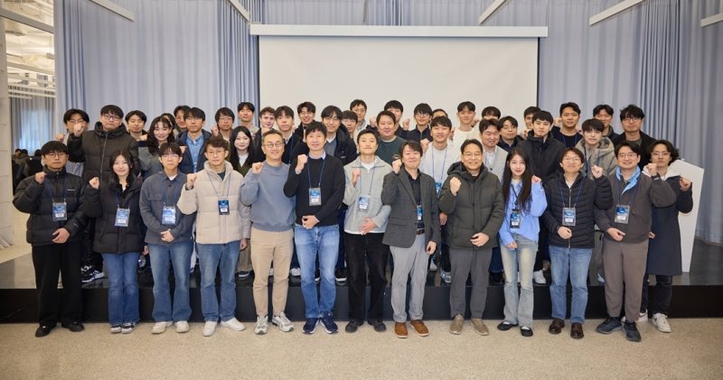 지난달 18일 진행된 <span id='_stock_code_017670' data-stockcode='017670'>SK텔레콤</span> 컨소시엄 '2025 파운데이션 모델 테크 워크숍' 참가자들의 기념 사진 촬영 모습. SKT 제공