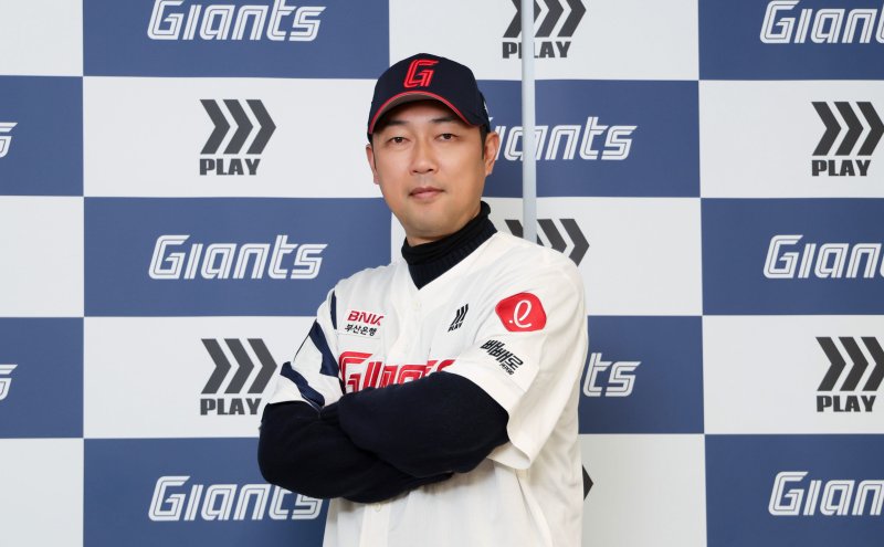 롯데 자이언츠가 지난 12일 한신 타이거스 출신 가네무라 사토루 코치를 영입했다. 롯데 자이언츠 제공