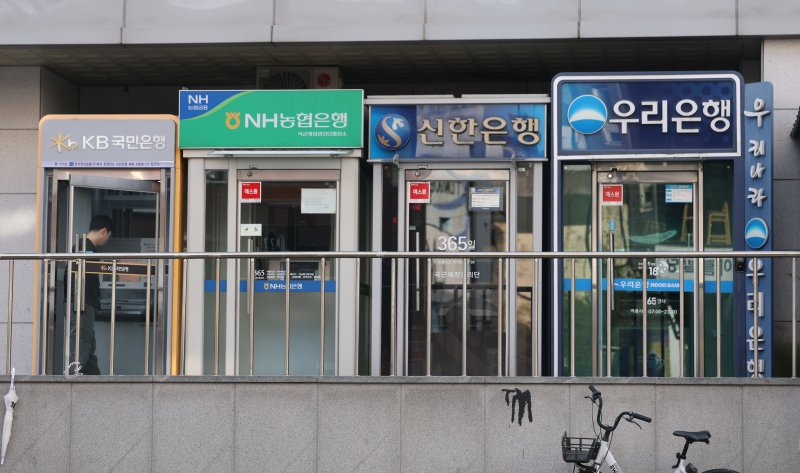 주담대 막히니 믿을 건 마통…5대은행 잔액 41조, 3년만에 최대 (서울=연합뉴스) 류영석 기자 = 주택담보대출 한도 감소로 인한 '풍선 효과'로 주요 시중은행의 마이너스통장(신용 한도대출) 사용액이 약 3년 만에 최대 규모로 증가한 가운데 14일 서울 시내 한 시중 은행 ATM 모습. 이날 금융권에 따르면 5대 은행(KB&middot;<span id='_stock_code_005450' data-stockcode='005450'>신한</span>&middot;하나&middot;우리 NH농협)의 11일 기준 개인 마이너스통장 잔액은 40조7천582억원으로 집계됐다. 이 통계는 실제로 사용된 마이너스통장 대출의 잔액으로, 11월 말(40조837억원) 이후 불과 열흘 남짓에 6천