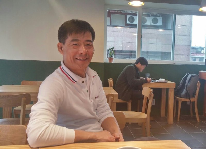 '영철버거' 사장 이영철씨가 지난 2015년 12월 새 가게를 준비하며 환하게 웃고 있는 모습./사진=뉴시스