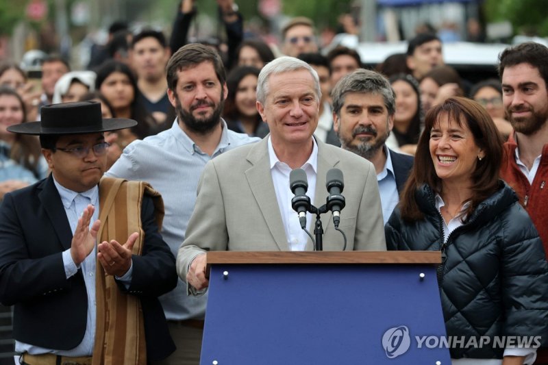 14일(현지시간) 대선 투표 직후 연설하는 호세 안토니오 카스트 대통령 당선인. 연합뉴스