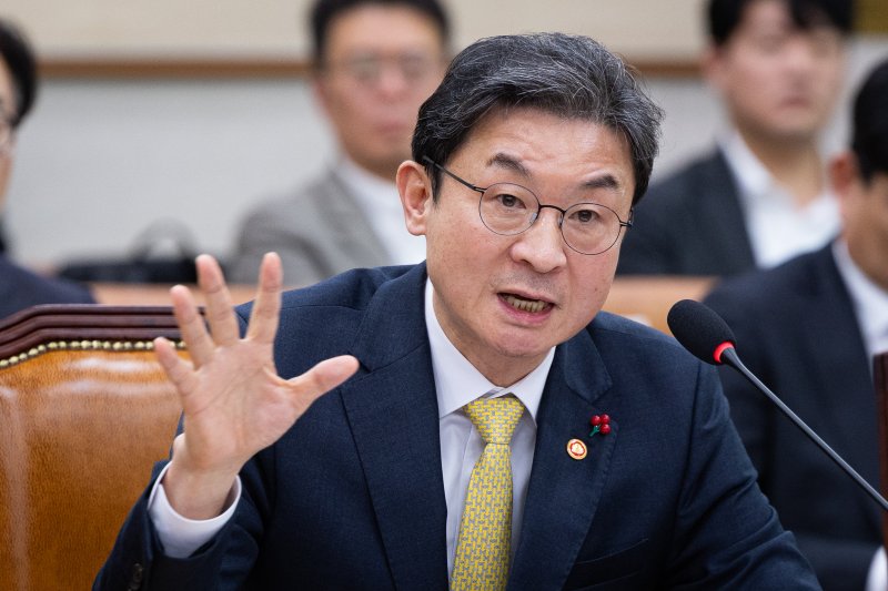 이억원 금융위원장이 지난달 26일 서울 여의도 국회에서 열린 국회 법제사법위원회 전체회의에서 의원 질의에 답하고 있다. 뉴스1