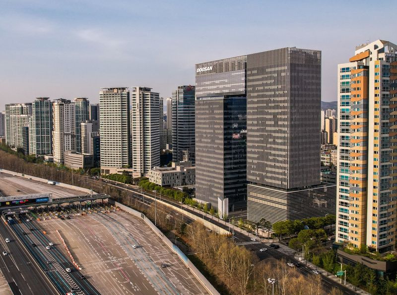 분당에 위치한 분당두산타워 전경. 코람코운용 제공.