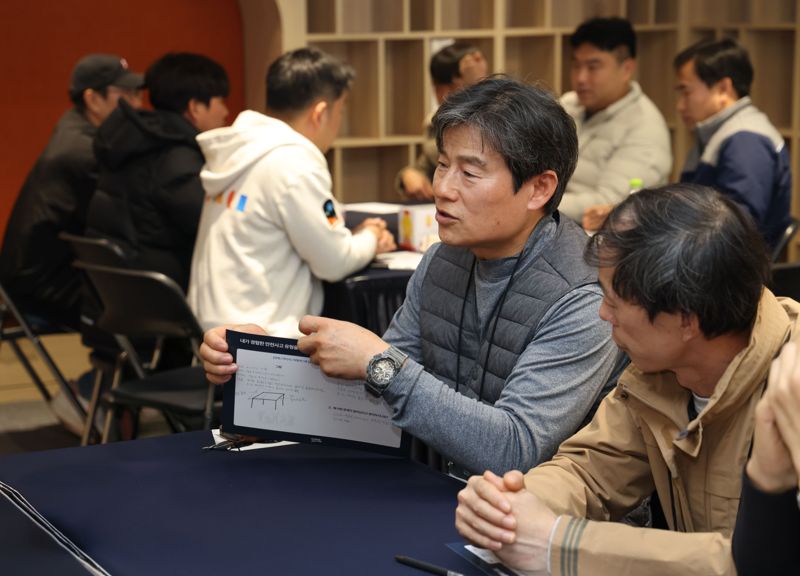 지난 12일 경기 광명에서 열린 '안전 동행 워크샵’에서 <span id='_stock_code_006360' data-stockcode='006360'>GS건설</span> 직원들과 근로자들이 함께 토론하고 있다. GS건설 제공