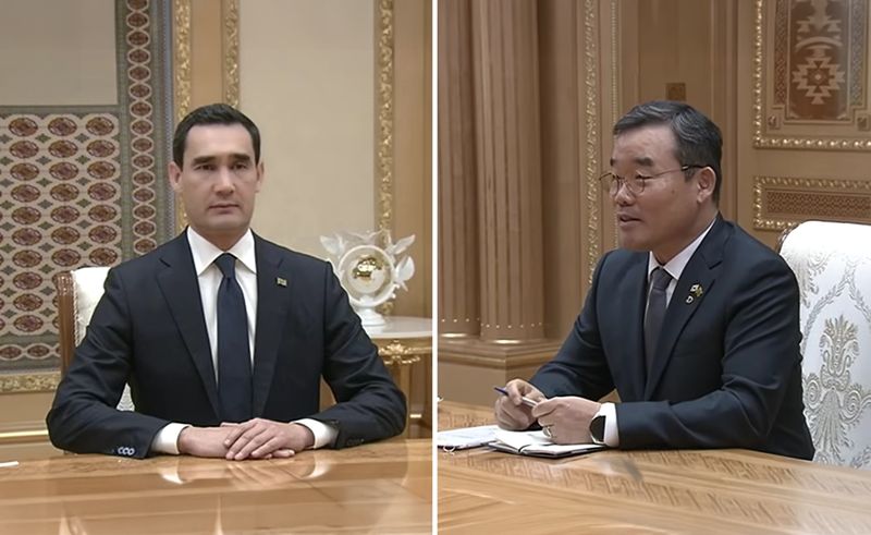 김보현 <span id='_stock_code_047040' data-stockcode='047040'>대우건설</span> 사장(오른쪽)이 현지에서 세르다르 베르디무하메도프 투르크메니스탄 대통령을 예방하고 면담을 나눴다. 대우건설 제공