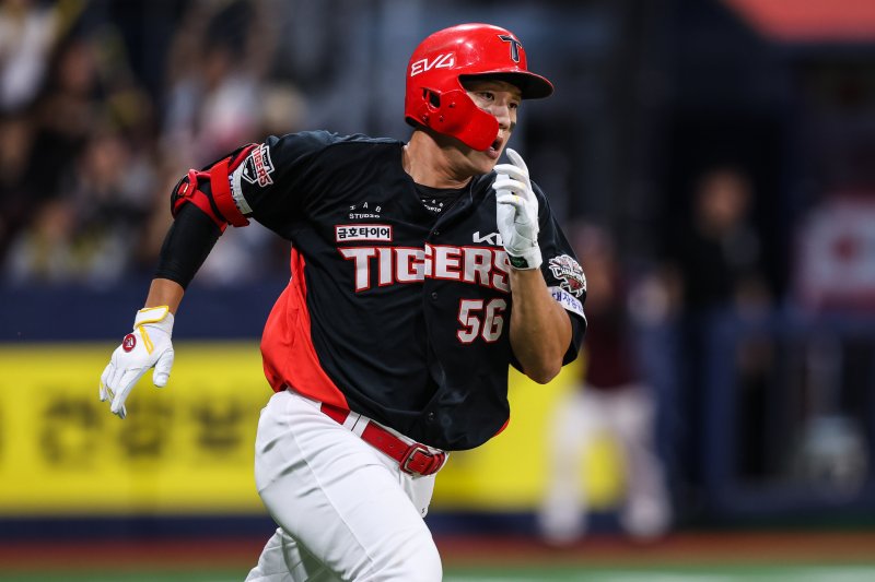 KIA 타이거즈의 내야수 오선우가 24일 고척 스카이돔에서 펼쳐진 2025 <span id='_stock_code_005450' data-stockcode='005450'>신한</span> 쏠뱅크 KBO리그 키움 히어로즈와의 맞대결에 5번 타자 1루수로 선발 출전해 4회 안타를 친 뒤 베이스를 향해 달리고 있다.KIA 타이거즈 제공