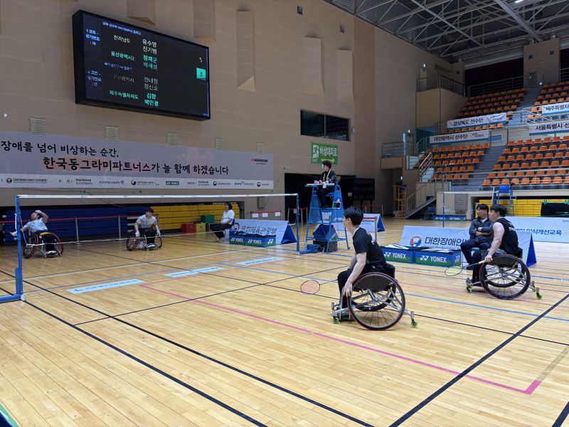 장애인배드민턴 대회 중 휠체어(WH1-WH2 남자복식) 경기 모습. KT<span id='_stock_code_053210' data-stockcode='053210'>스카이라이프</span> 제공