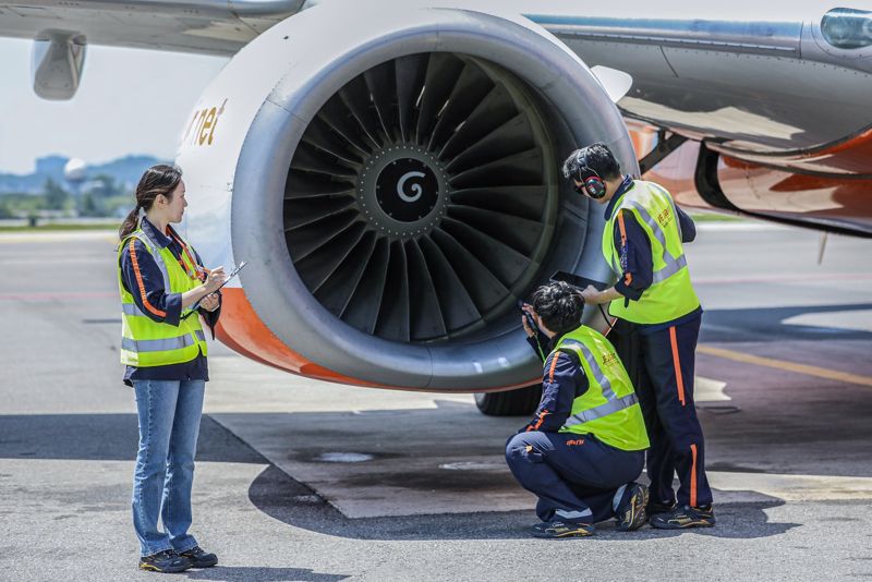 제주항공 엔지니어들이 항공기를 정비하고 있다. 제주항공 제공