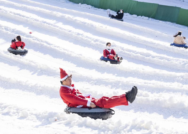 에버랜드, 산타복장을 한 모델들이 눈썰매 '스노우 버스터' 레이싱 코스를 즐기고 있다. <span id='_stock_code_028260' data-stockcode='028260'><span id='_stock_code_028260' data-stockcode='028260'>삼성물산</span></span> 제공