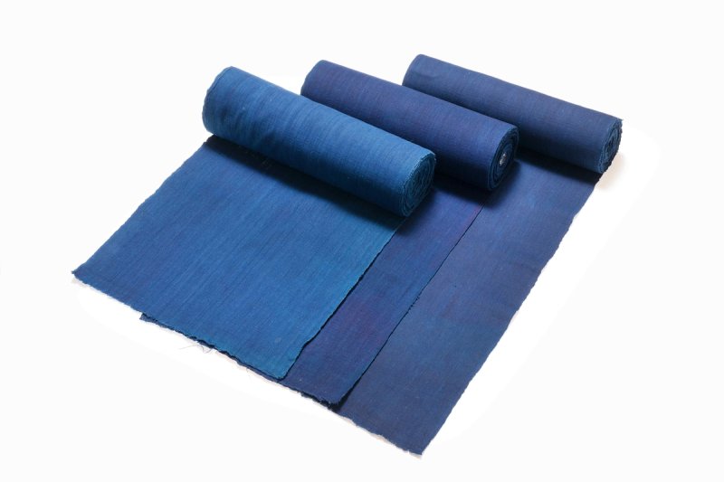 국가무형유산 염색장 정관채 보유자가 작업한 무명 원단. 국립무형유산원 제공 