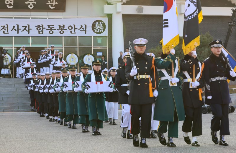 15일 서울 동작구 서울현충원 현충관에서 열린 6.25 전사자 발굴 유해 합동봉안식에서 국군의장대가 영현을 봉송하고 있다. 연합뉴스