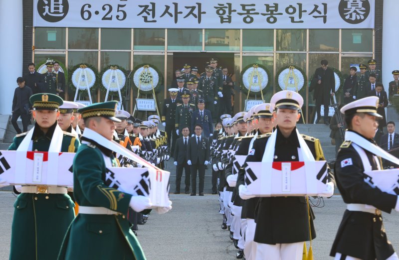 김민석 국무총리가 15일 서울 동작구 서울현충원 현충관에서 열린 6&middot;25 전사자 발굴유해 합동봉안식에서 영현 봉송을 따르고 있다. 연합뉴스