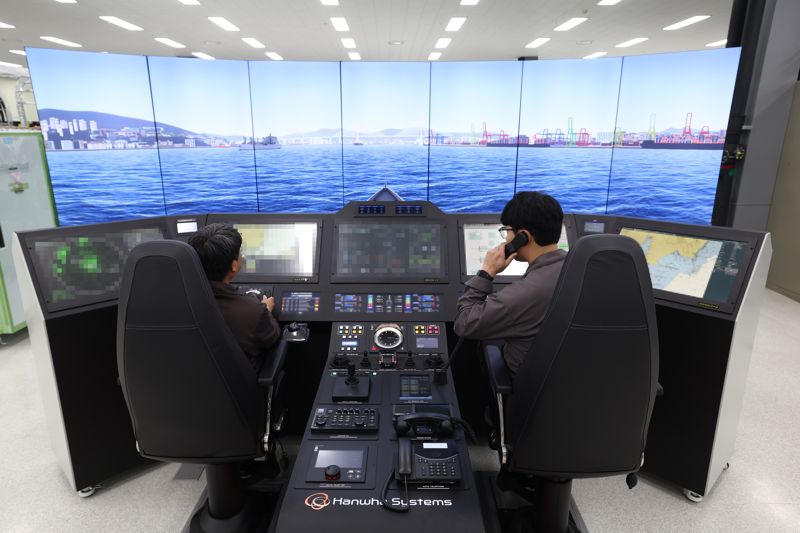 <span id='_stock_code_272210' data-stockcode='272210'>한화시스템</span> 구미 신사업장 직원들이 지난 12일 콕핏형 통합함교체계(IBS) 장비를 시연하고 있다. 한화시스템 제공