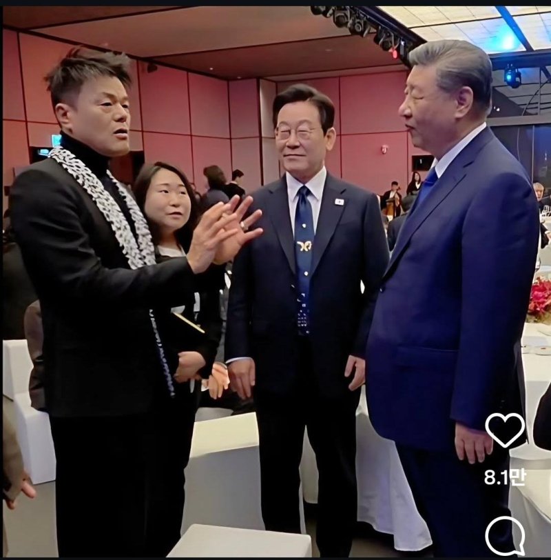 박진영 대중문화교류위원회 위원장이 지난달 1일 2025 아시아태평양경제협력체(APEC) 정상회의 국빈 만찬에서 이재명 대통령, 시진핑 중국 국가주석과 대화하고 있다. 사진=박진영 인스타그램