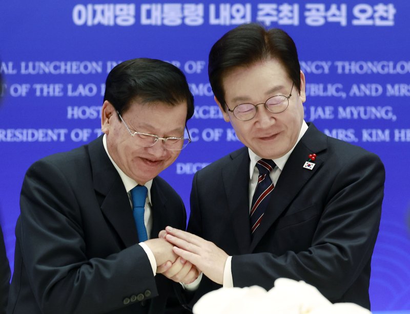 한-라오스 공식오찬이재명 대통령이 15일 용산 대통령실에서 열린 한-라오스 공식오찬에서 통룬 시술릿 라오스 국가주석과 건배 후 손을 맞잡고 있다. 대통령실통신사진기자단