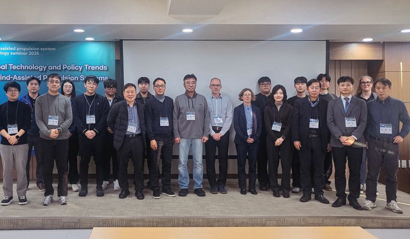 지난 11~12일 부산 강서구 소재 미래하이테크 본사에서 열린 ‘풍력보조추진시스템 세계 기술&middot;정책 동향 세미나’에서 산&middot;학&middot;연&middot;관 주요 기관 참석자들이 함께 기념촬영하고 있다. 한국조선해양기자재연구원 제공