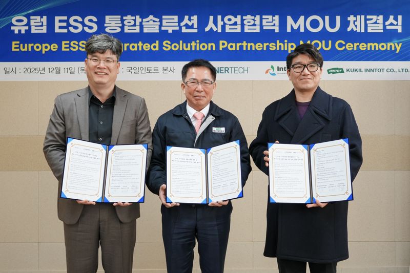 천성관 인터맥 대표, 이종철 국일인토트 대표, 강희구 에너테크인터내셔날 영업총괄팀장(왼쪽부터)이 지난 11일 국일인토트 본사에서 협약을 체결하고 있다. 국일인토트 제공