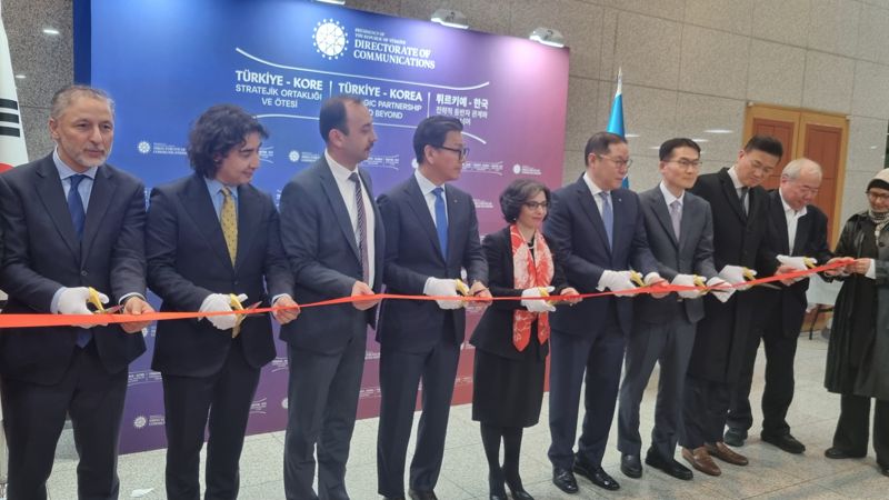 튀르키예 대통령실 직속 커뮤니케이션국(공보국)이 15일 고려대 국제대학원 국제정책포럼(이사장 김병기 고대 교수)과 함께 고려대 국제관에서 개최한 '튀르키예-한국 전략적 동반자 관계와 그 너머' 행사에서 주요 참가자들이 오프닝 세리머니에서 테이프 커팅을 하고 있다. 사진=이석우기자