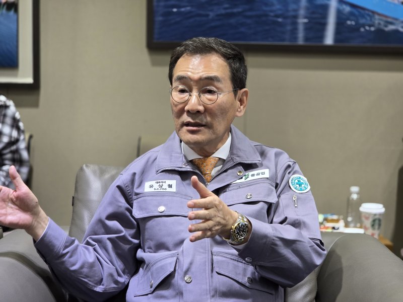 유상철 HJ중공업 조선부문 대표가 부산 영도조선소에서 취재진과 만나 발언을 하고 있다. HJ중공업 제공