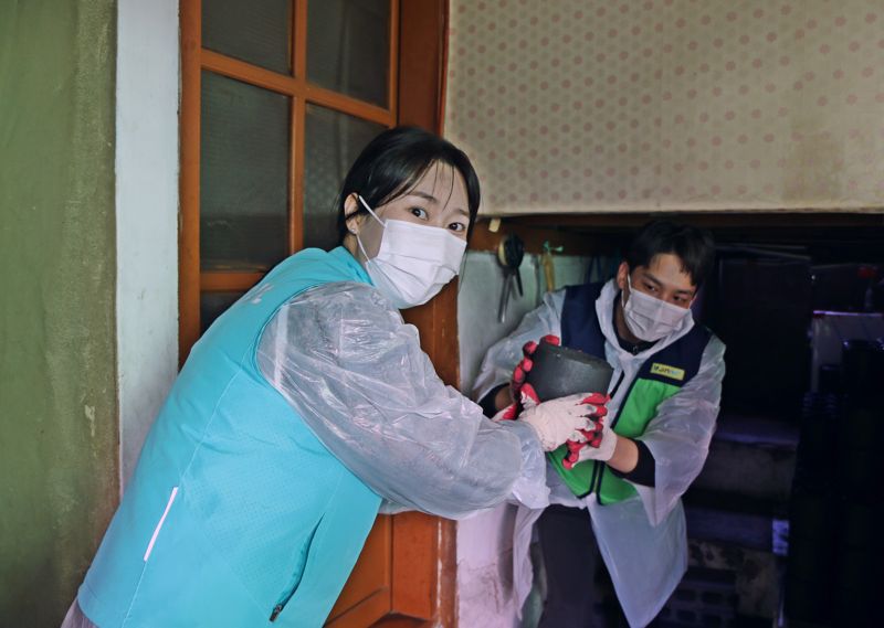 지난 15일 부산 범일동 일대에서 <span id='_stock_code_298690' data-stockcode='298690'>에어부산</span>&middot;<span id='_stock_code_272450' data-stockcode='272450'>진에어</span>&middot;에어서울 임직원들이 연탄 나눔 봉사활동을 실시하고 있다. 에어부산 제공