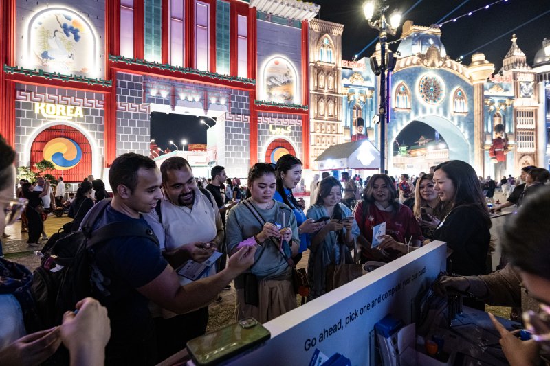 2025년 11월 15일(현지 시각) 아랍에미리트 두바이 글로벌 빌리지에서 열린 '2025 K-엑스포 아랍에미리트: 올 어바웃 케이 스타일'을 찾은 관람객들이 키링 제작 체험에 참여하고 있다. 장석현 제공. 뉴스1