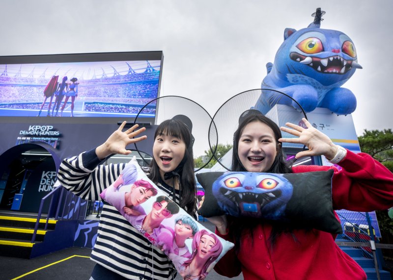 에버랜드, 케이팝 데몬 헌터스 콘텐츠 경험 고객 15만명 돌파. <span id='_stock_code_028260' data-stockcode='028260'><span id='_stock_code_028260' data-stockcode='028260'>삼성물산</span></span> 리조트부문 에버랜드는 넷플릭스와 협업해 선보이고 있는 케이팝 데몬 헌터스 콘텐츠를 경험한 고객들이 15만명을 돌파했다고 2025년 10월 27일 밝혔다. 삼성물산 제공