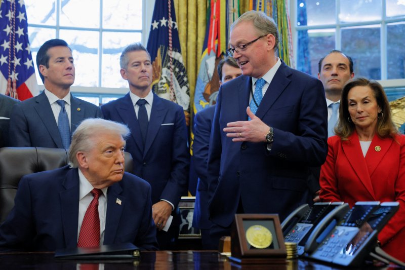 지난 3일(현지시간) 미국의 도널드 트럼프 대통령(왼쪽)이 미국 워싱턴DC 백악관에서 옆에 선 케빈 해싯 백악관 국가경제위원회(NEC) 위원장의 발언을 듣고 있다.로이터연합뉴스