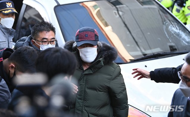 초등학생을 납치·성폭행하는 범행을 저질러 12년간 교도소에서 복역하고 한 조두순이 지난 2020년 12월 12일오전 경기도 안산시 단원구 자신의 거주지로 들어가고 있다. /사진=뉴시스