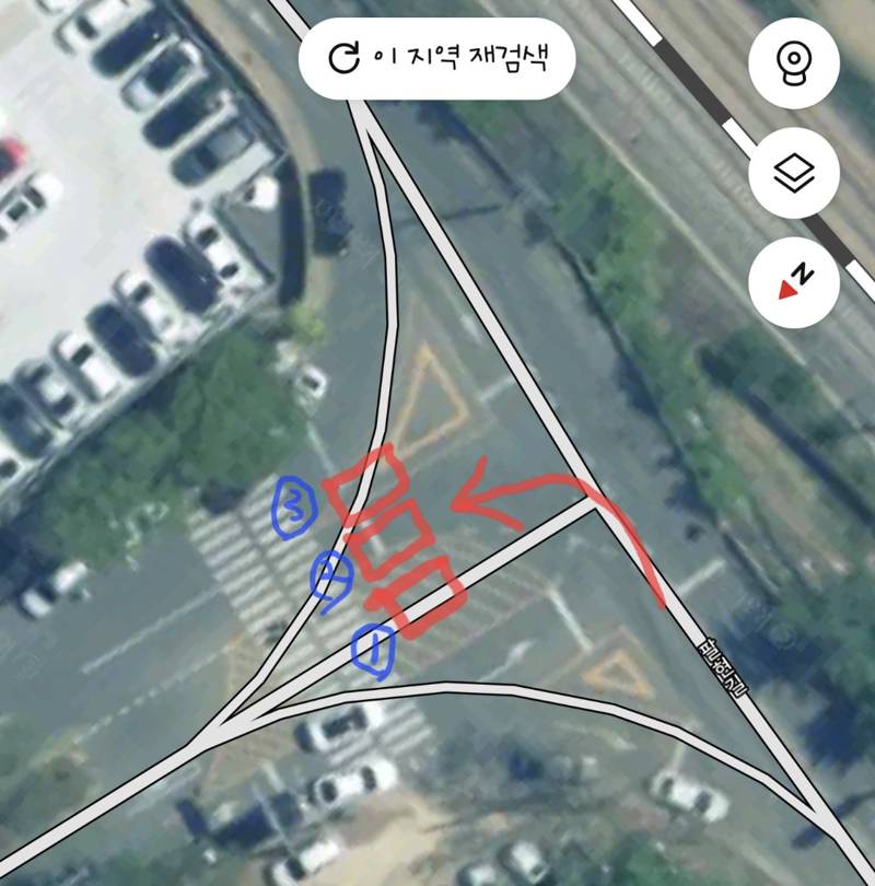 지난 14일 온라인 커뮤니티 보배드림에 '신박한 불법주차 현장'이라는 제목의 글과 함께 불법 주차된 지역을 설명하기 위해 지도 애플리케이션을 캡처한 사진./사진=보배드림 캡처