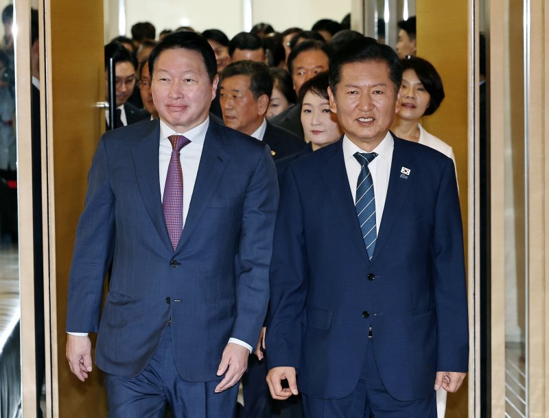 정청래 더불어민주당 대표와 최태원 대한상공회의소 회장이 지난 9월 8일 오전 서울 중구 대한상의에서 열린 정책 간담회에 참석하고 있다. 뉴스1