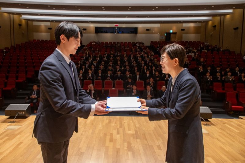 최연혜 한국가스공사 사장(오른쪽)이 16일 대구 본사에서 가스공사 신입사원에게 임용장을 전달하고 있다. 한국가스공사 제공