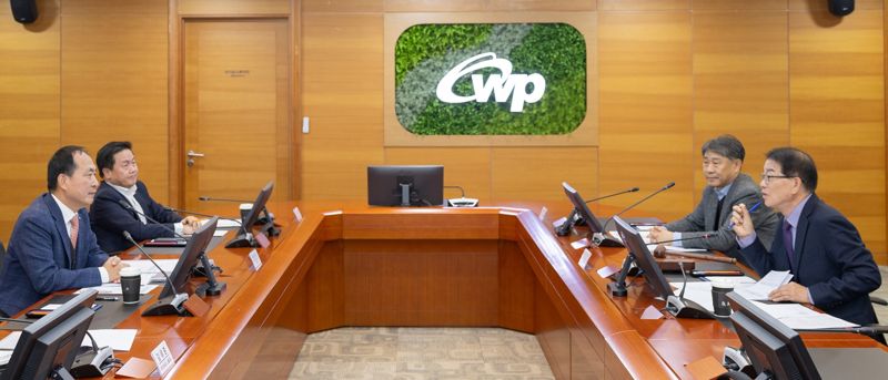 서규석 서부발전 미래사업부사장, 엄경일 서부발전 기술안전부사장, 조판환 서부발전 비상임이사, 권오인 서부발전 비상임이사(왼쪽부터)가 15일 열린 2025년도 제8차 ESG위원회에서 안건에 대해 논의하는 모습. 서부발전 제공