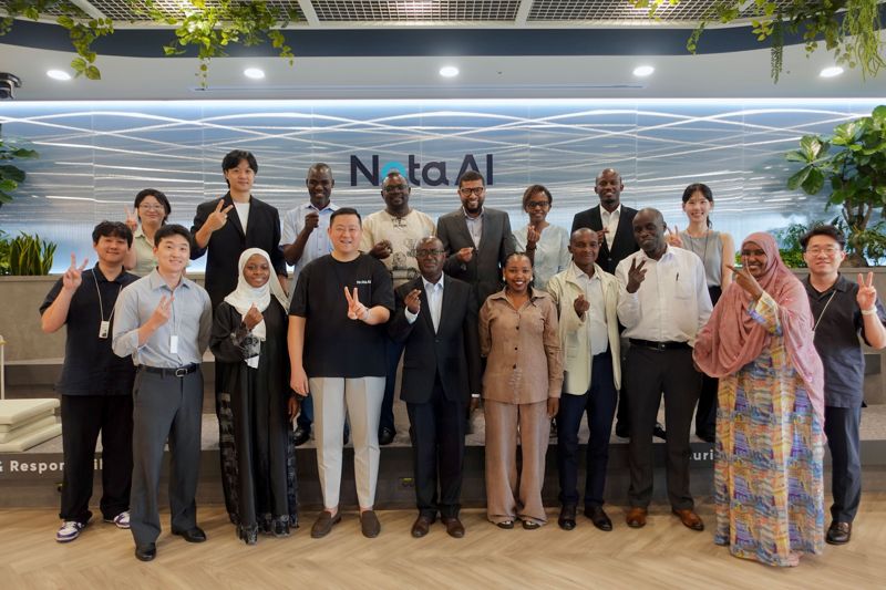 나이로비 도시도로공사 관계자들이 노타 사무실에 방문해 기념사진을 찍고 있다. 노타 제공