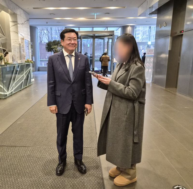 이찬희 삼성 준법감시위원회 위원장이 16일 서울 서초구 삼성생명 서초사옥에서 열린 '제4기 준감위 정례회의'에 앞서 취재진 질문에 답하고 있다. 사진=이동혁 기자