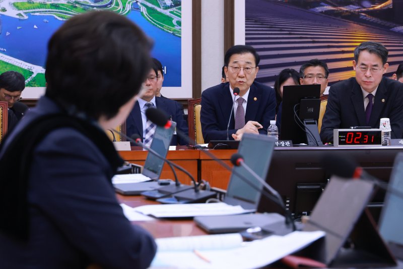 16일 국회에서 열린 12.29 여객기 참사 진상규명을 위한 국정조사특별위원회 7차 전체회의에서 김윤덕 국토교통부 장관이 이달희 의원 질문에 답하고 있다. 연합뉴스