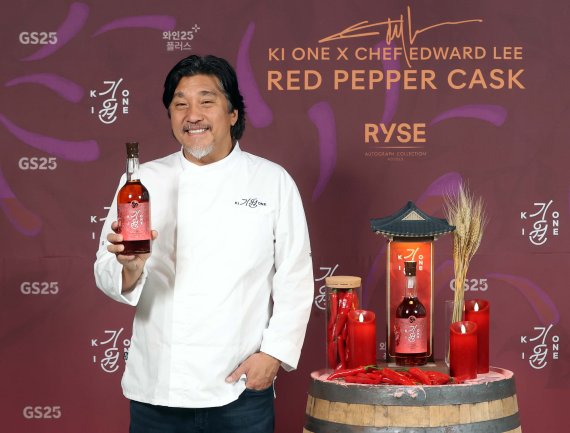 에드워드 리 셰프가 16일 서울 마포구 라이즈호텔에서 열린 '기원 레드 페퍼 캐스크' 공개 행사서 제품을 들고 있다. 기원 위스키 제공
