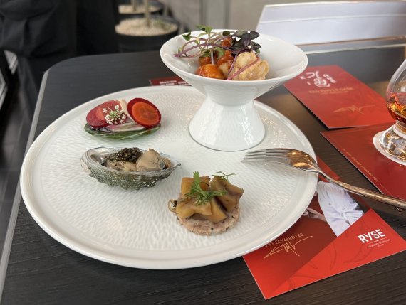 16일 서울 마포구 라이즈호텔에서 열린 '기원 레드 페퍼 캐스크' 공개 행사에서 에드워드 리 셰프가 위스키와 페어링해 선보인 <span id='_stock_code_163730' data-stockcode='163730'>핑거</span> 푸드. 사진= 박경호 기자