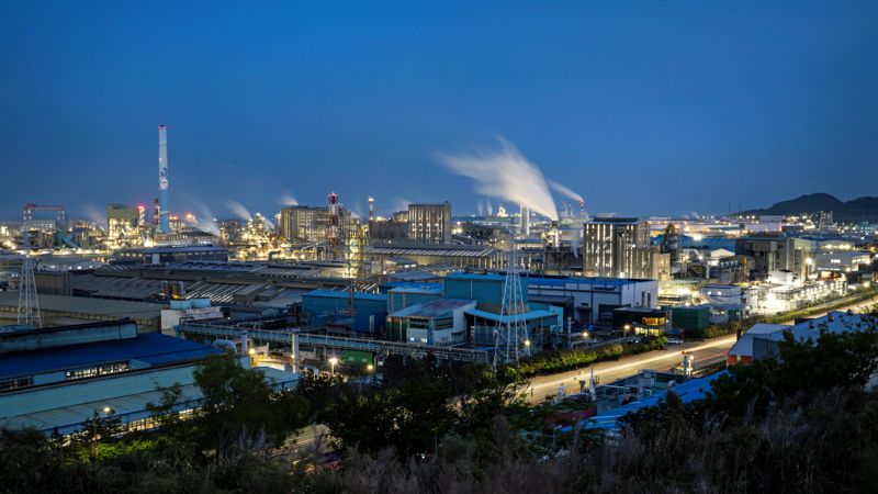 <span id='_stock_code_010130' data-stockcode='010130'>고려아연</span> 온산제련소 야간 전경. 고려아연 제공